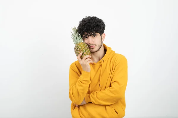 Homme Sweat Capuche Jaune Posant Avec Ananas — Photo