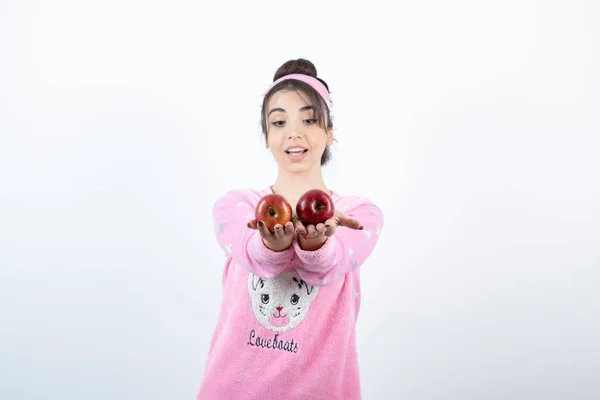 Foto Eines Jungen Mädchens Pyjama Das Rote Apfelfrüchte Vor Der — Stockfoto