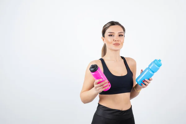 Jovem Mulher Roupas Sprtive Com Garrafas Água — Fotografia de Stock