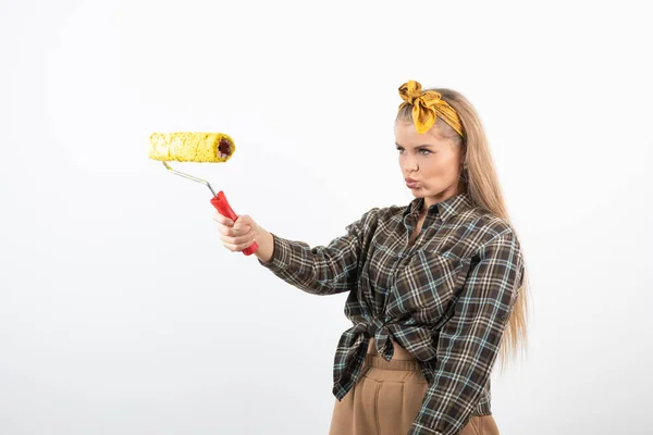 Jovem Loira Segurando Rolo Pintura Sobre Uma Parede Branca Foto — Fotografia de Stock