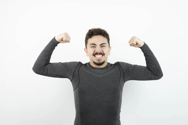 Foto Retrato Jovem Desportista Mostrando Bíceps Foto Alta Qualidade — Fotografia de Stock