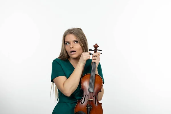 Imagem Jovem Mulher Vestido Verde Com Violino Sobre Branco Foto — Fotografia de Stock