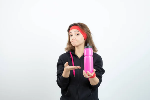 Foto Una Joven Deportista Sosteniendo Una Botella Agua Rosa Foto —  Fotos de Stock