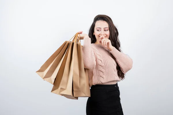 Retrato Hermosa Mujer Suéter Sosteniendo Bolsas Paquetes Con Compras Después —  Fotos de Stock