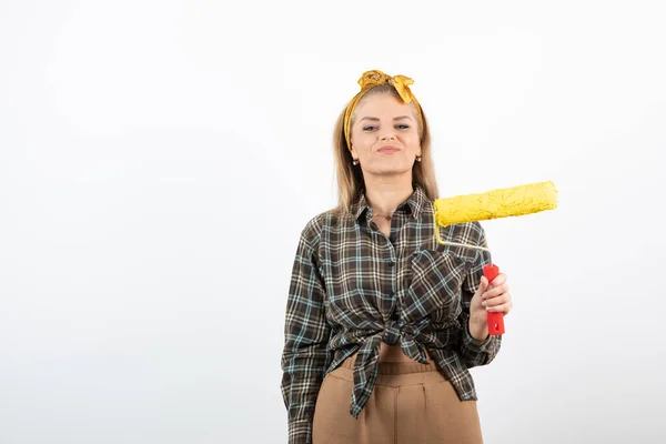 Mulher Loira Bonita Segurando Rolo Tinta Amarela Sobre Uma Parede — Fotografia de Stock