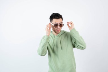 Gözlüklü yakışıklı bir adamın beyaza bakarken görüntüsü. Yüksek kalite fotoğraf