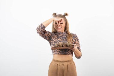 Leopar desenli bluzlu sarışın kadın. Burnunu pancar kökü kaplamış. Yüksek kalite fotoğraf