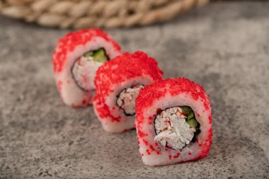  Philadelphia dürümü, taze somon, salatalık, krem peynir. Yüksek kalite fotoğraf