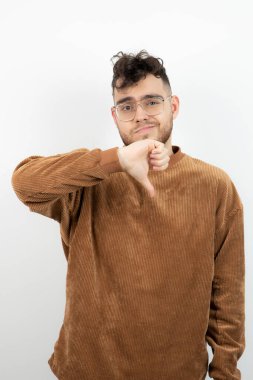 Kameraya bakan gözlüklü yakışıklı bir gencin portresi. Yüksek kalite fotoğraf