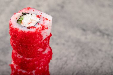 Bir yığın Kaliforniya suşisi ve taşın üstünde kırmızı havyar. Yüksek kalite fotoğraf