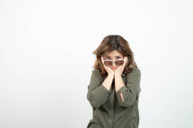 Gözlüklü, beyaz bir kadının portresi. Yüksek kalite fotoğraf