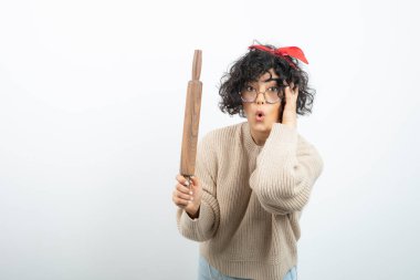 Gözlüklü, tahta raptiyeyle poz veren kadın modeli. Yüksek kalite fotoğraf