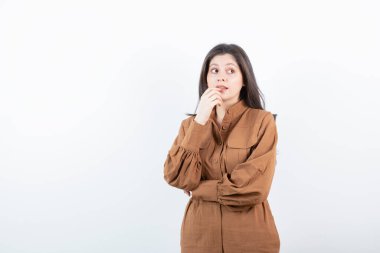 Ayakta duran ve başka tarafa bakan sevimli bir kadın modeli. Yüksek kalite fotoğraf