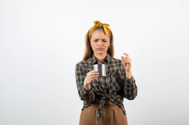 Konserve yiyeceklerle bekleyen güzel bir kadının fotoğrafı. Yüksek kalite fotoğraf