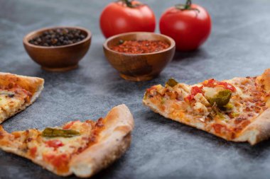 Taze kırmızı domatesli dilimlenmiş lezzetli pizza. Yüksek kalite fotoğraf