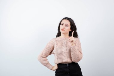 İşaret parmağıyla işaret eden güzel bir kadın resmi. Yüksek kalite fotoğraf