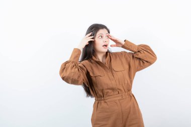 Ayakta duran ve başını tutan güzel bir kadın modeli. Yüksek kalite fotoğraf