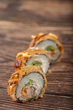 Tahta bir masanın üzerine taze suşi ruloları. Yüksek kalite fotoğraf