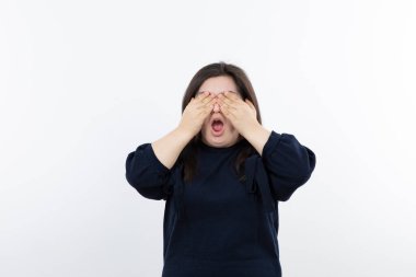 Ayakta duran ve poz veren Down sendromlu genç bir kız resmi. Yüksek kalite fotoğraf