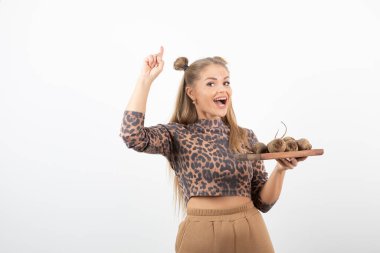 Leopar desenli sarışın kadın üstünde pancar kökü tabağıyla duruyor. Yüksek kalite fotoğraf