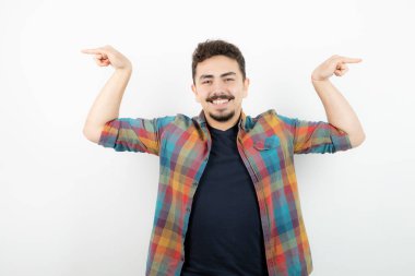 Kareli tişörtlü yakışıklı bir adamın görüntüsü. Yüksek kalite fotoğraf