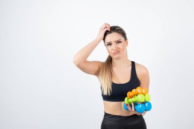 Dambılı spor elbiseli güzel bir kadın.