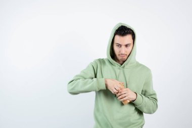 Beyazın üstüne şırınga enjekte eden genç bir adam görüntüsü. Yüksek kalite fotoğraf