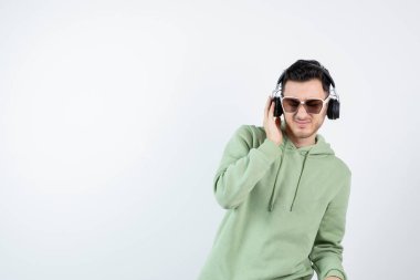 Kulaklıklı, müzik dinleyen genç yakışıklı bir adamın görüntüsü. Yüksek kalite fotoğraf