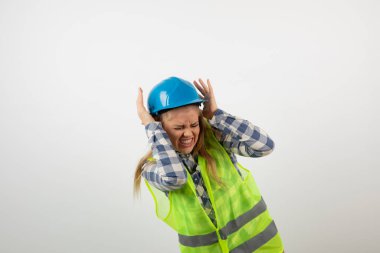 Bir şeyden kaçmaya çalışan genç kadın mühendisin portresi. Yüksek kalite fotoğraf