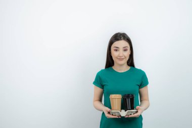 Beyaz kahve fincanı tutan güzel bir kız fotoğrafı. Yüksek kalite fotoğraf