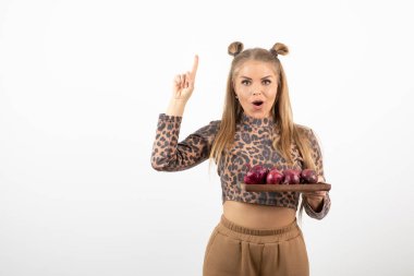 Üstünde kırmızı soğan tabağı olan güzel bir kadın. Yüksek kalite fotoğraf