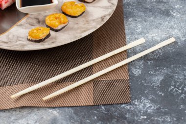 Taze krem peynirli suşi ve tabakta karides. Yüksek kalite fotoğraf