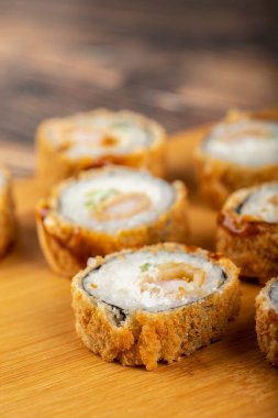 Tahta bir masanın üzerine taze suşi ruloları. Yüksek kalite fotoğraf