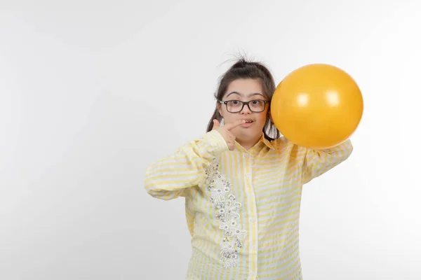 Menina Com Síndrome Posando Com Balão — Fotografia de Stock