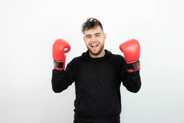 Porträtt Ung Man Röda Boxningshandskar Som Står Och Tittar Högkvalitativt — Stockfoto