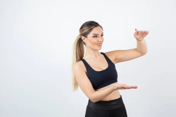 Tiro Jovem Mulher Atraente Sportswear Segurando Espaço Aberto Foto Alta — Fotografia de Stock