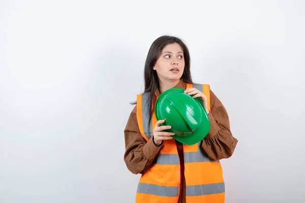 Ingenieurin Orangefarbener Weste Mit Grünem Hut Hochwertiges Foto — Stockfoto