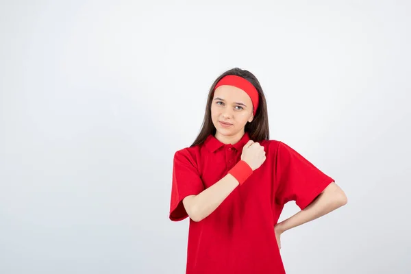 Niña Camiseta Roja Pulsera Diadema Posando Sobre Fondo Blanco —  Fotos de Stock