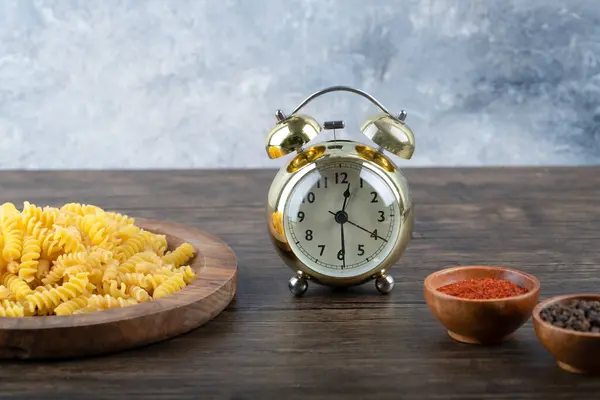 Assiette Bois Pâtes Fusilli Non Cuites Épices Sur Surface Bois — Photo