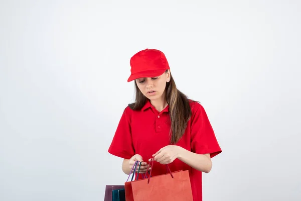 Κορίτσι Κόκκινο Shirt Και Καπέλο Ποζάρουν Τσάντες Για Ψώνια — Φωτογραφία Αρχείου