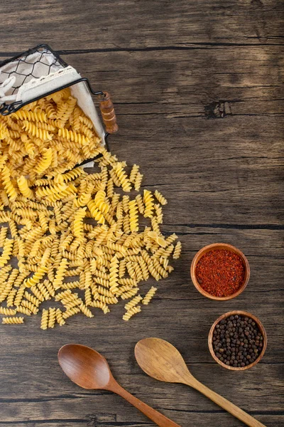 Panier Pâtes Fusilli Crues Aux Épices Poivrées Sur Table Bois — Photo