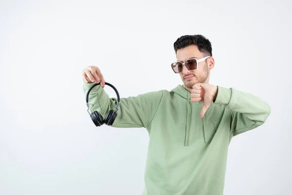 Retrato Hombre Guapo Con Gafas Sosteniendo Auriculares Mostrando Los Pulgares —  Fotos de Stock