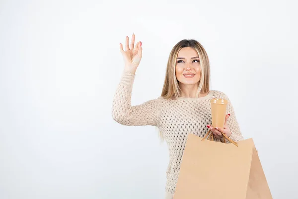 Afbeelding Van Een Mooi Uitziende Vrouw Die Papieren Tassen Met — Stockfoto