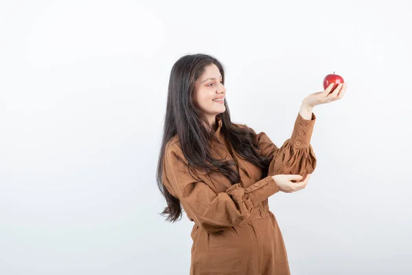 Μια Όμορφη Γυναίκα Κόκκινο Μήλο Στο Χέρι Στέκεται Όρθια Υψηλής — Φωτογραφία Αρχείου