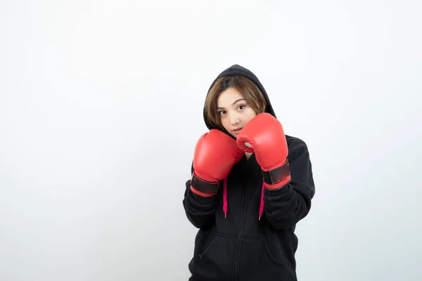 一个自信的年轻女运动员做拳击运动的画像 高质量的照片 — 图库照片