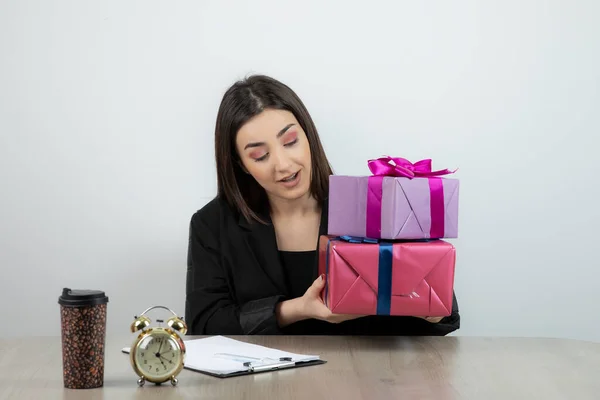 Retrato Mujer Negocios Sentada Lugar Trabajo Con Regalos Foto Alta —  Fotos de Stock