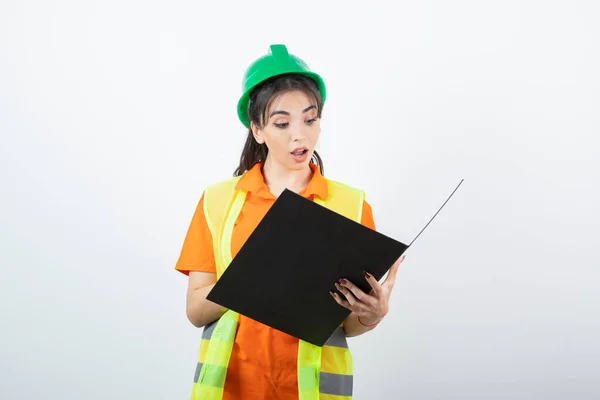 Ingenieurin Schutzhelm Und Gelber Weste Mit Ordner Hochwertiges Foto — Stockfoto