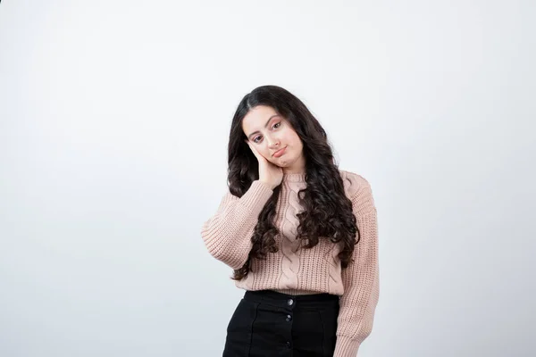 Imagen Una Hermosa Mujer Mirando Cámara Contra Pared Blanca Foto —  Fotos de Stock