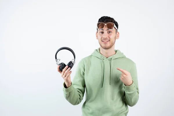 Porträt Eines Gutaussehenden Mannes Mit Brille Der Kopfhörer Hält Und — Stockfoto