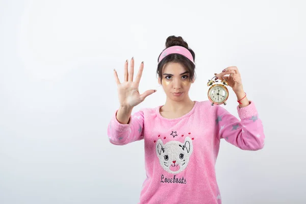 Menina Pijama Rosa Segurando Despertador Sobre Parede Cinza Foto Alta — Fotografia de Stock